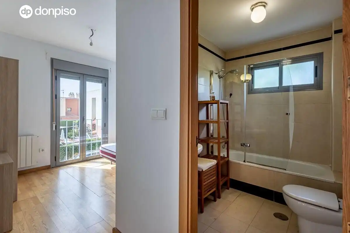 Baño de Casa adosada en venta en Jun con Calefacción, Terraza y Trastero