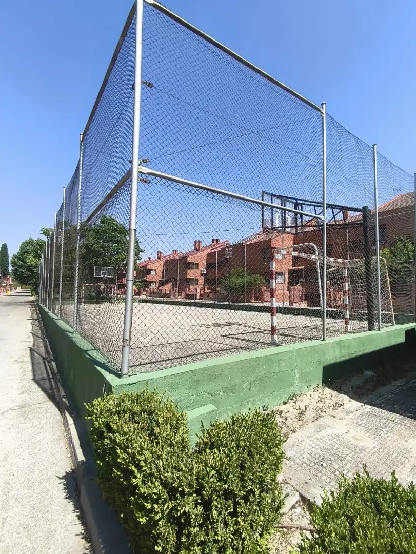 Parkplatz von Einfamilien-Reihenhaus zum Verkauf in Getafe mit Klimaanlage, Heizung und Privatgarten