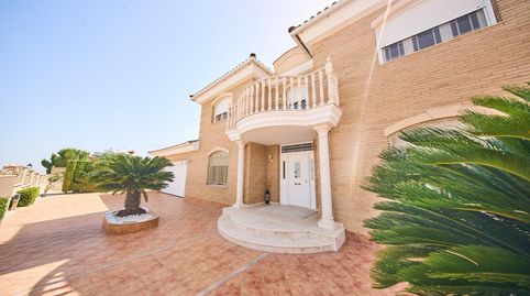 Exclusivo chalet de lujo con piscina, vistas a Sierra Nevada y parcela urbana en Cañadas del Parque Granada