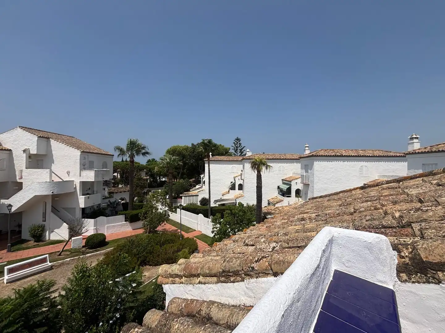 Vista exterior de Casa adosada en venda en Chiclana de la Frontera amb Jardí privat i Piscina comunitària