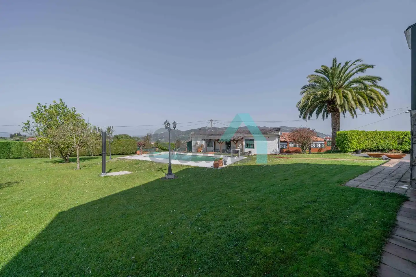 Jardí de Casa o xalet en venda en Oviedo  amb Calefacció, Jardí privat i Parquet