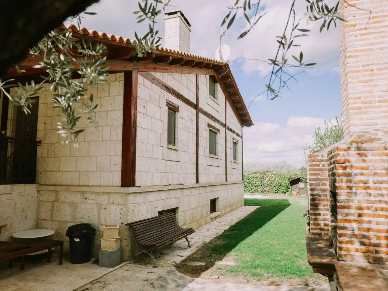Exterior view of Houses for sale in Husillos , Palencia