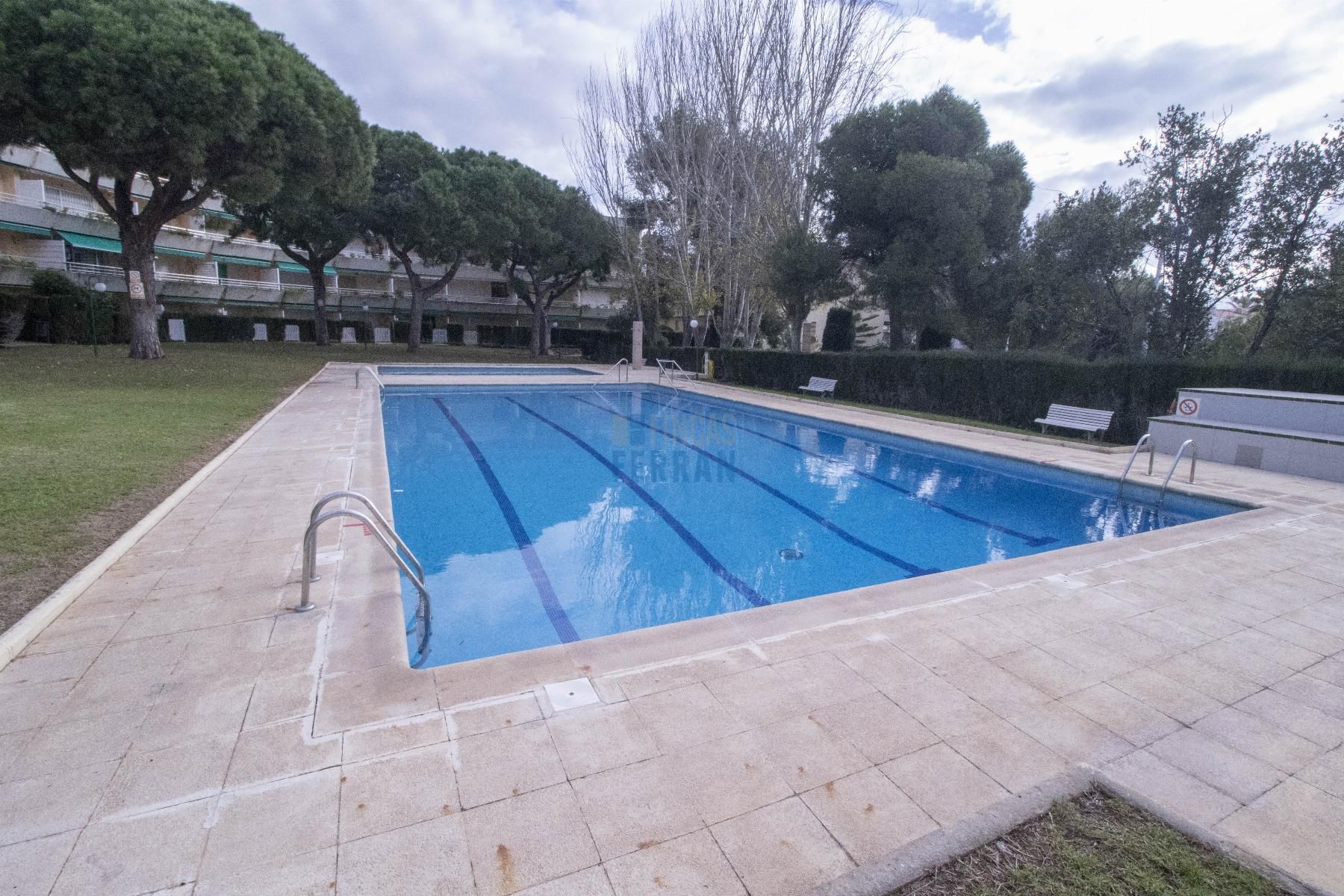 Piscina de Apartament en venda en El Vendrell amb Terrassa, Moblat i Piscina comunitària