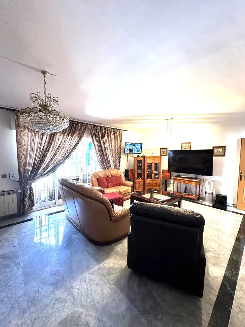 Chalet con piscina en venta en Avenida Pablo Ruiz Picasso 11, imagen 4