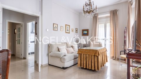 Piso con carácter en ronda histórica 5 balcones, techos de 3,45 m y terraza privada