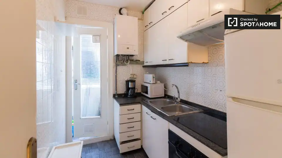Kitchen of Flat for share in L'Hospitalet de Llobregat  with Air Conditioner, Heating and Furnished