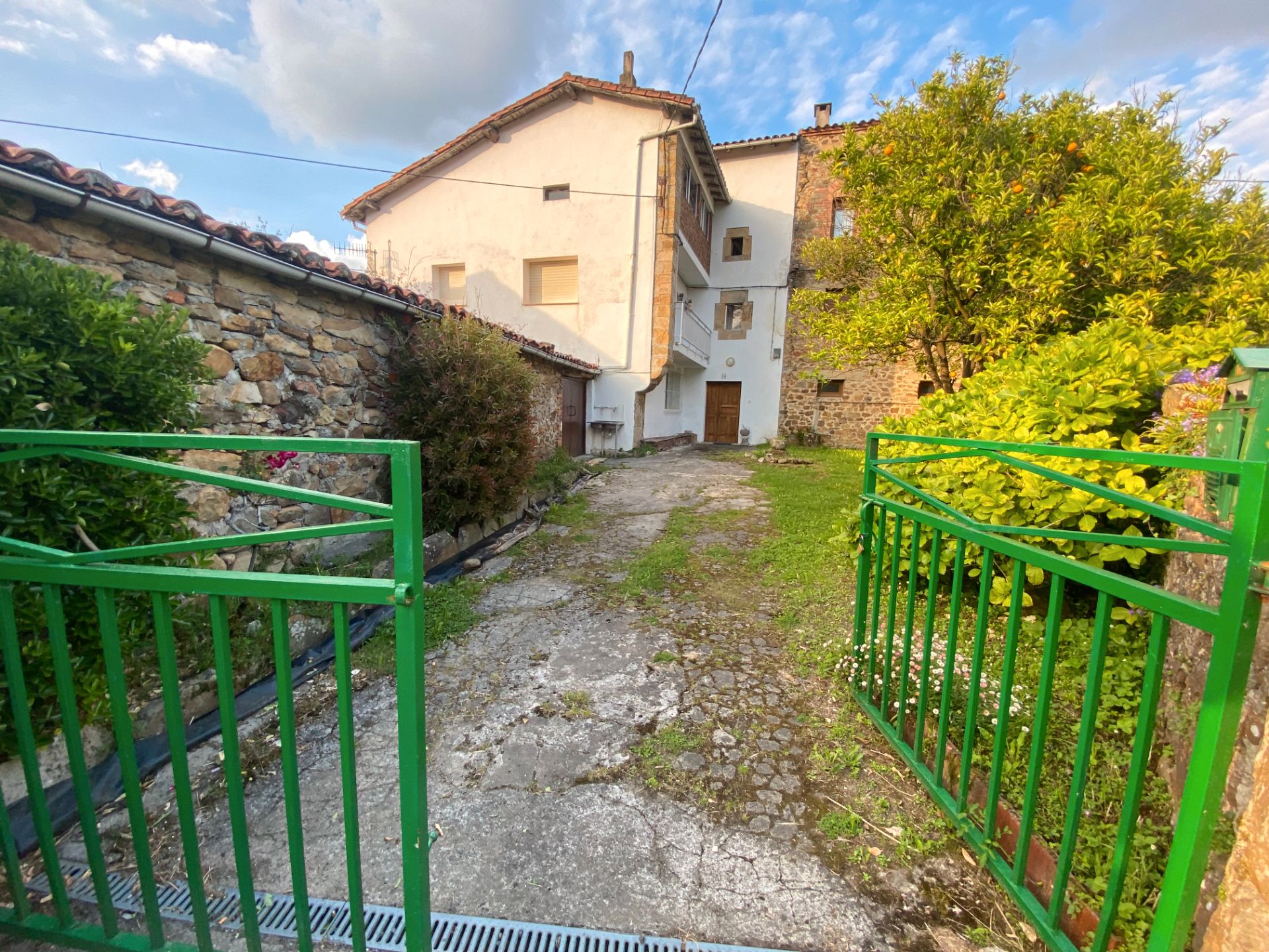 Außenansicht von Country house zum verkauf in Guriezo mit Möbliert