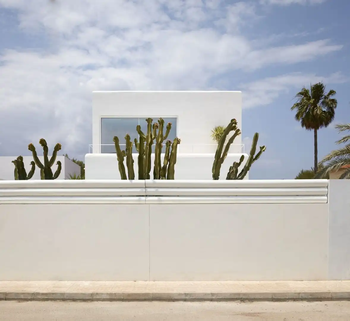 Vista exterior de Casa o xalet en venda en Estepona amb Aire condicionat, Jardí privat i Terrassa