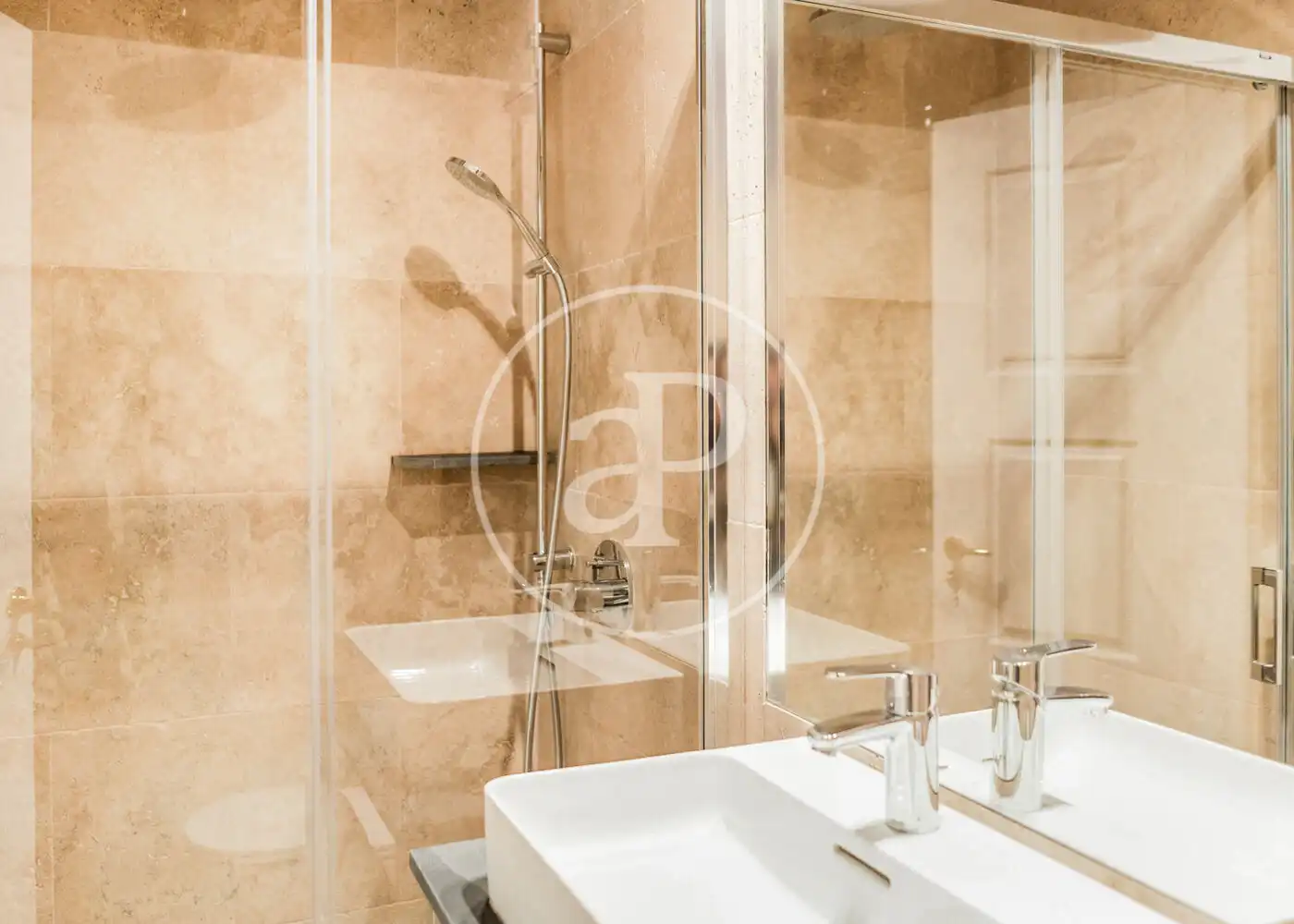 Bathroom of Flat for rent in Madrid  with Air Conditioner, Heating and Furnished