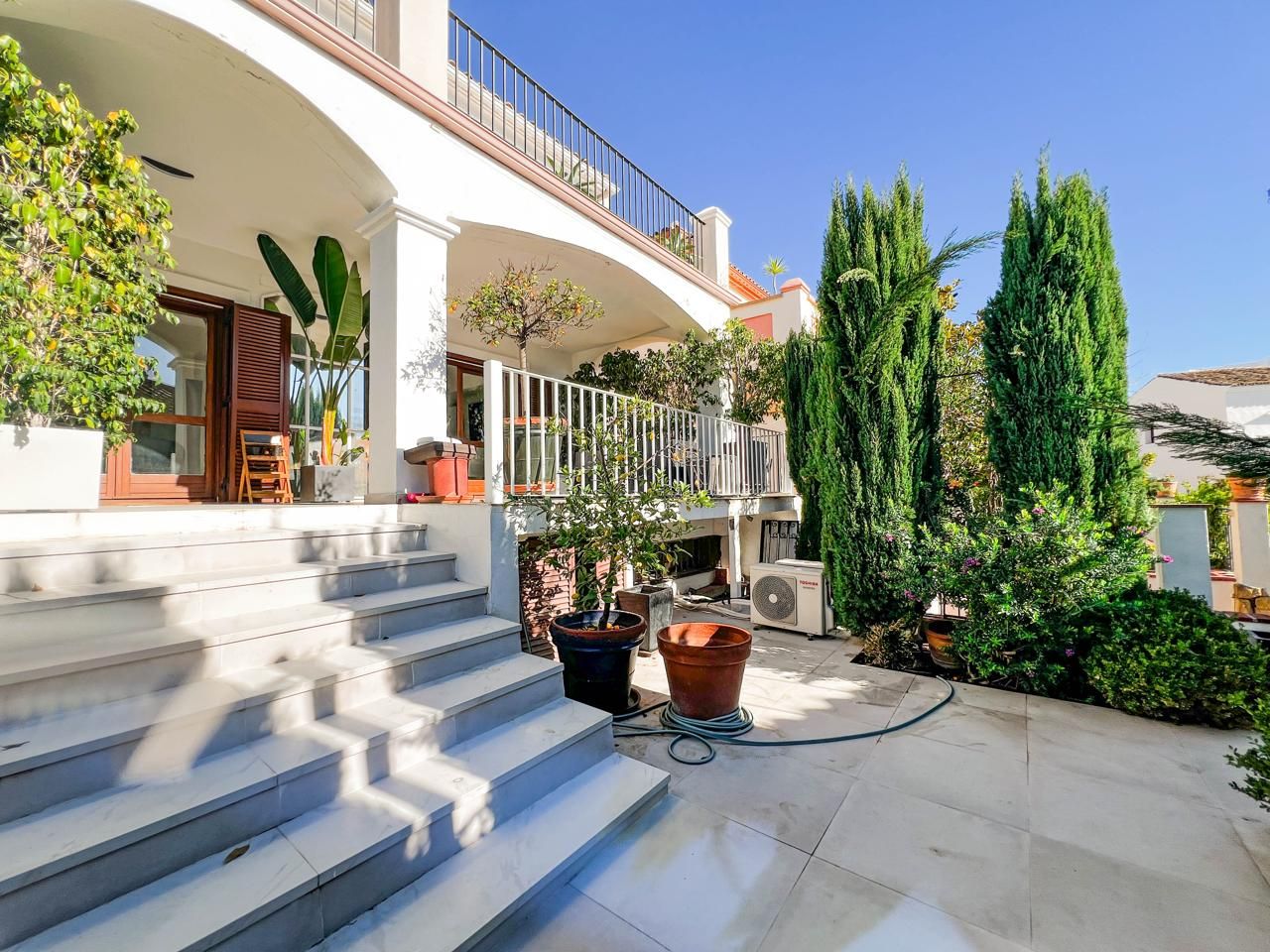 Terrassa de Casa adosada en venda en Marbella amb Aire condicionat, Calefacció i Jardí privat