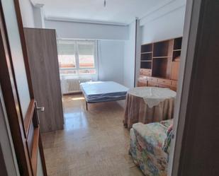 Bedroom of Apartment to share in Valladolid Capital  with Oven, Washing machine and Microwave