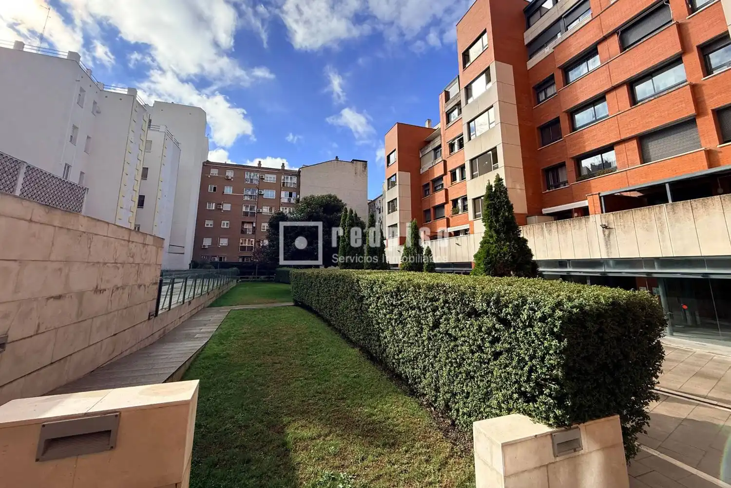 Außenansicht von Wohnung zur Miete in Madrid mit Schwimmbad