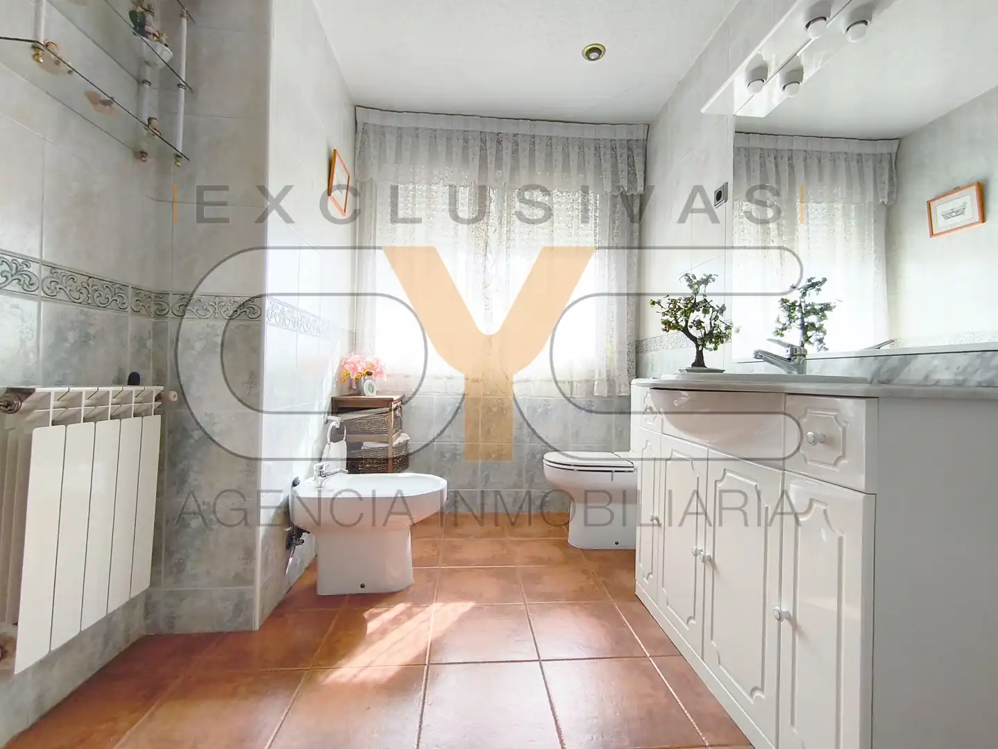 Baño de Casa adosada en venta en Serranillos del Valle con Aire acondicionado, Calefacción y Jardín privado
