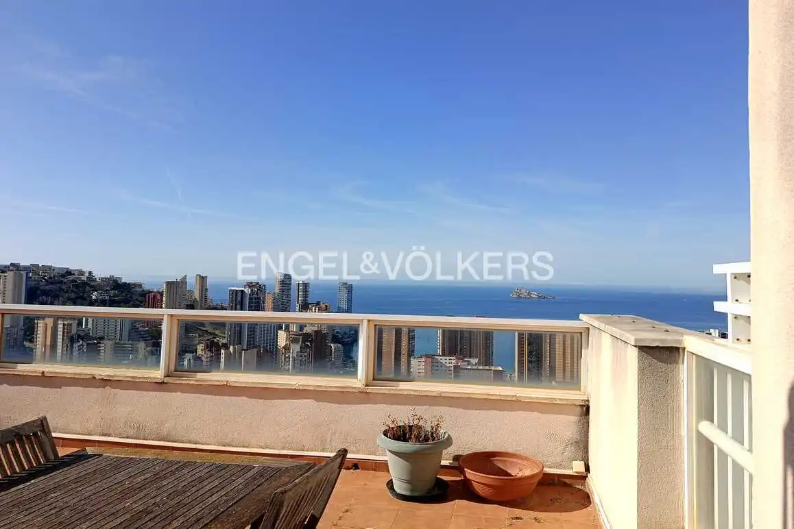 Vista exterior de Àtic en venda en Benidorm amb Aire condicionat, Jardí privat i Piscina comunitària