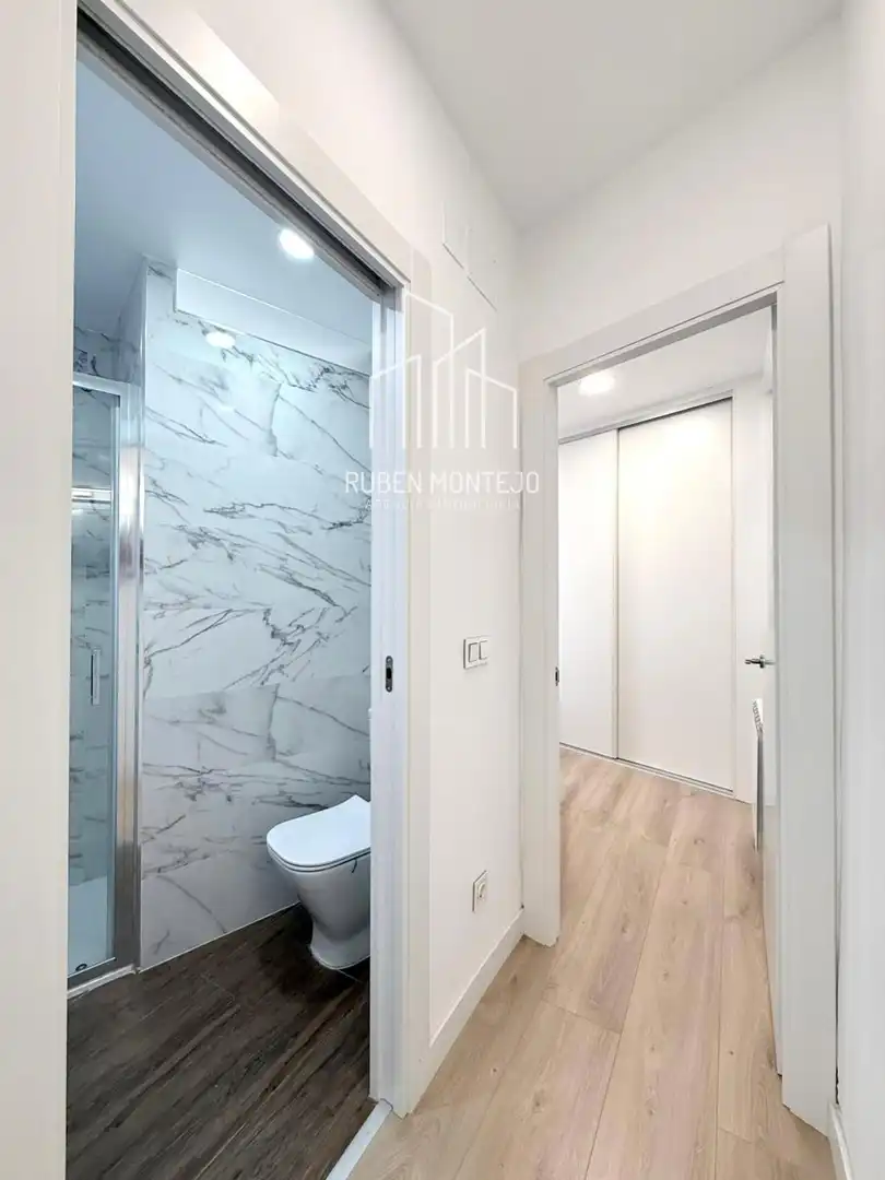 Bathroom of Flat for rent in Salamanca  with Heating, Terrace and Furnished
