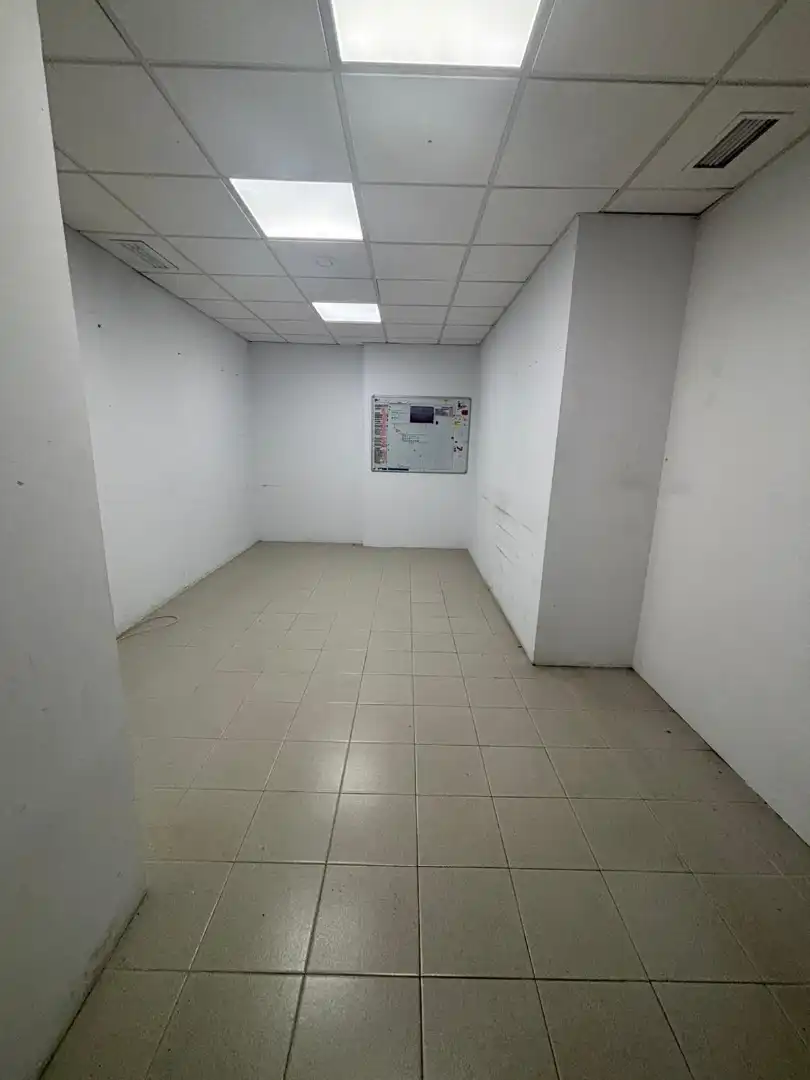 Local de alquiler en Cornellà de Llobregat con Parquet