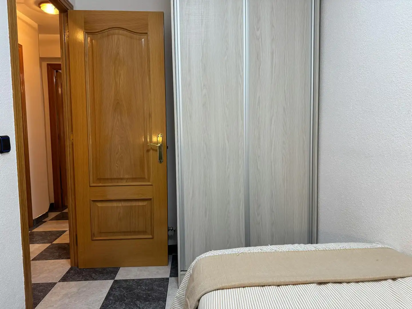 Dormitori de Pis de lloguer en Madrid amb Aire condicionat, Calefacció i Moblat