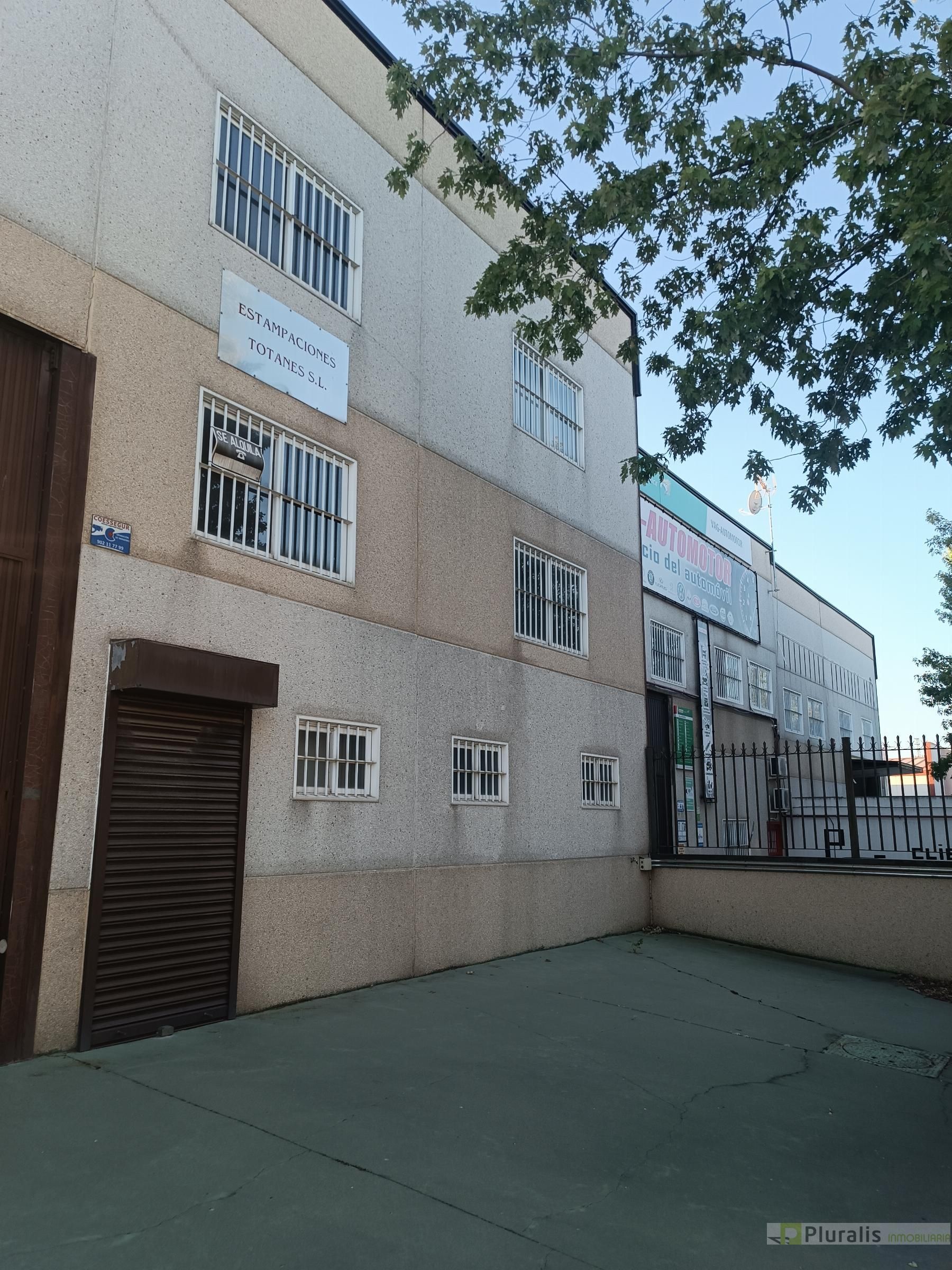 Vista exterior de Nave industrial de alquiler en Parla