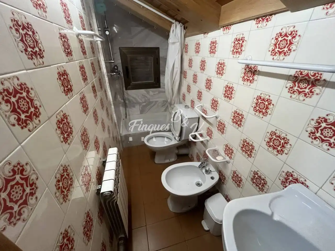 Bany de Àtic en venda en Bellver de Cerdanya amb Calefacció, Parquet i Moblat