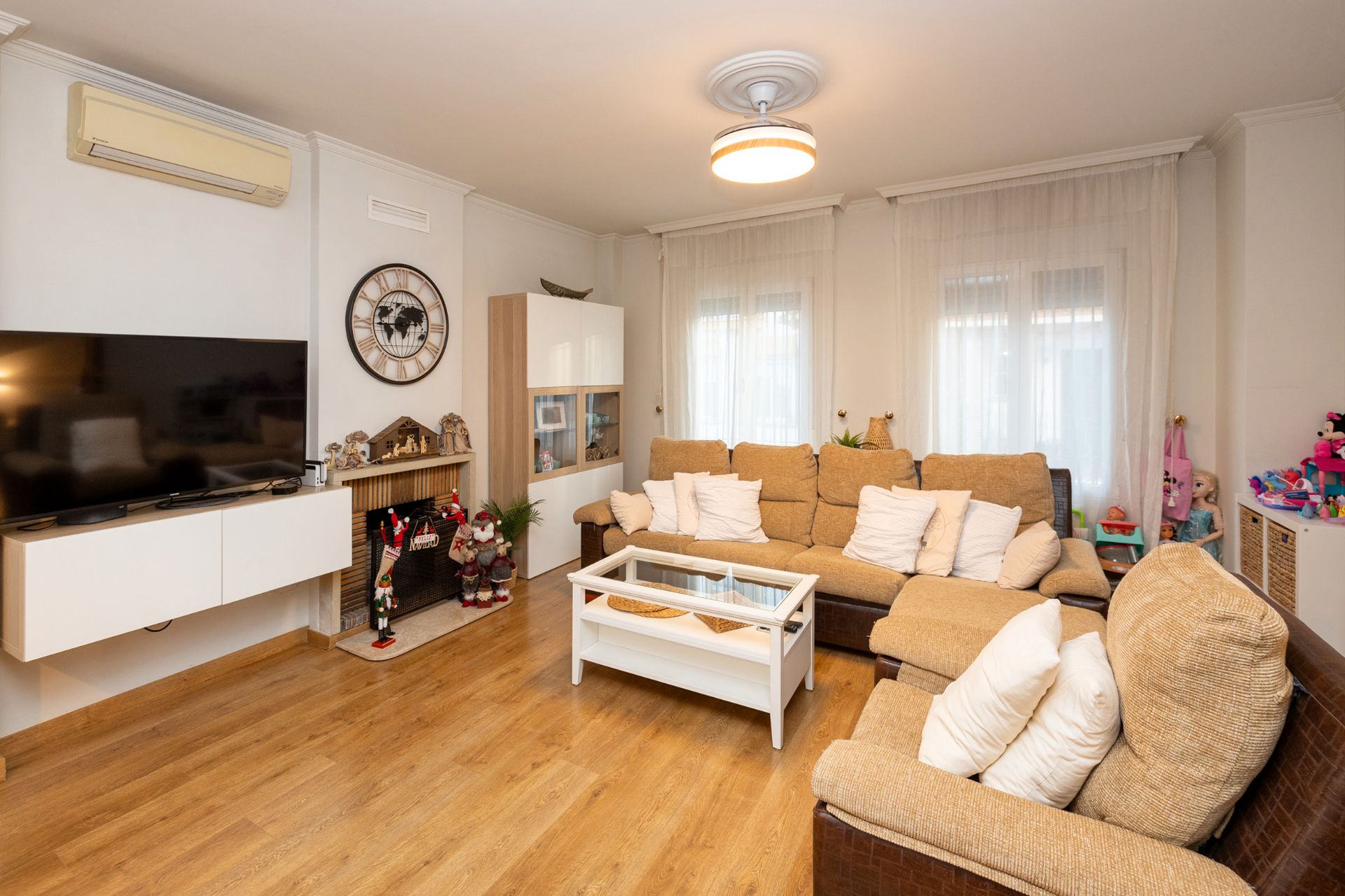 Sala de estar de Casa adosada en venta en Ogíjares con Aire acondicionado, Calefacción y Parquet