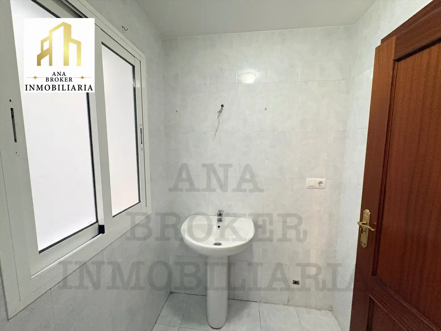 Baño de Piso en venta en Ronda con Aire acondicionado, Terraza y Piscina comunitaria