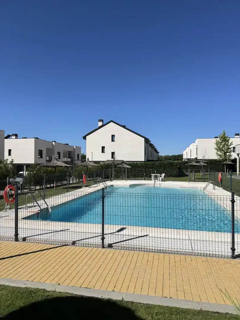 Piscina de Casa o xalet en venda en Colegios