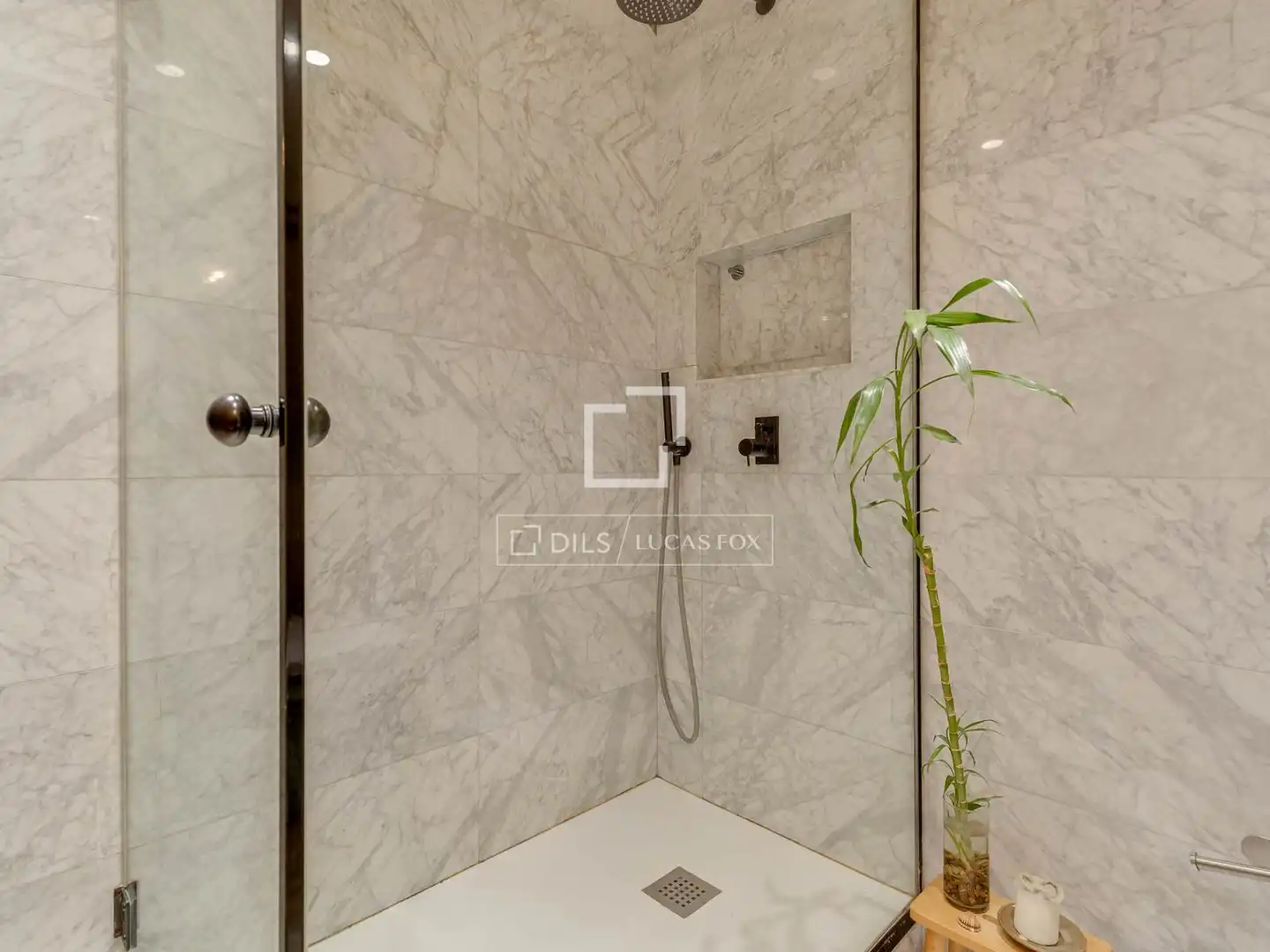 Badezimmer von Wohnung zum Verkauf in Barcelona mit Klimaanlage, Heizung und Parkett