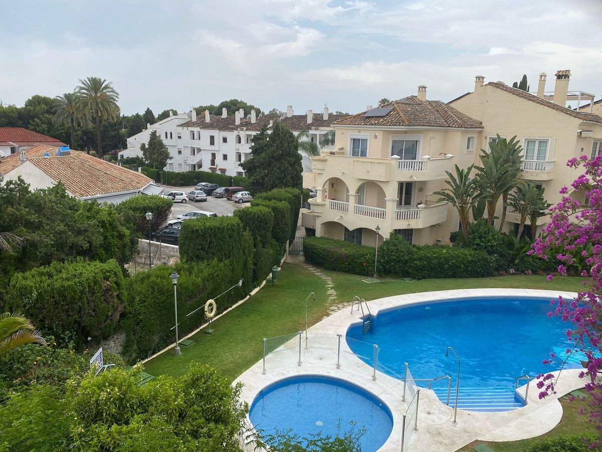 Exterior view of Attic to rent in Estepona  with Air Conditioner, Heating and Terrace