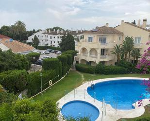Vista exterior de Àtic de lloguer en Estepona amb Aire condicionat, Calefacció i Terrassa