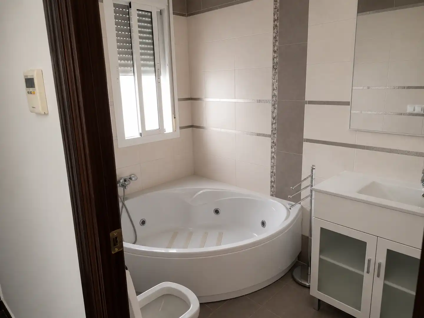 Baño de Casa adosada en venta en Lora del Río con Aire acondicionado, Terraza y Trastero