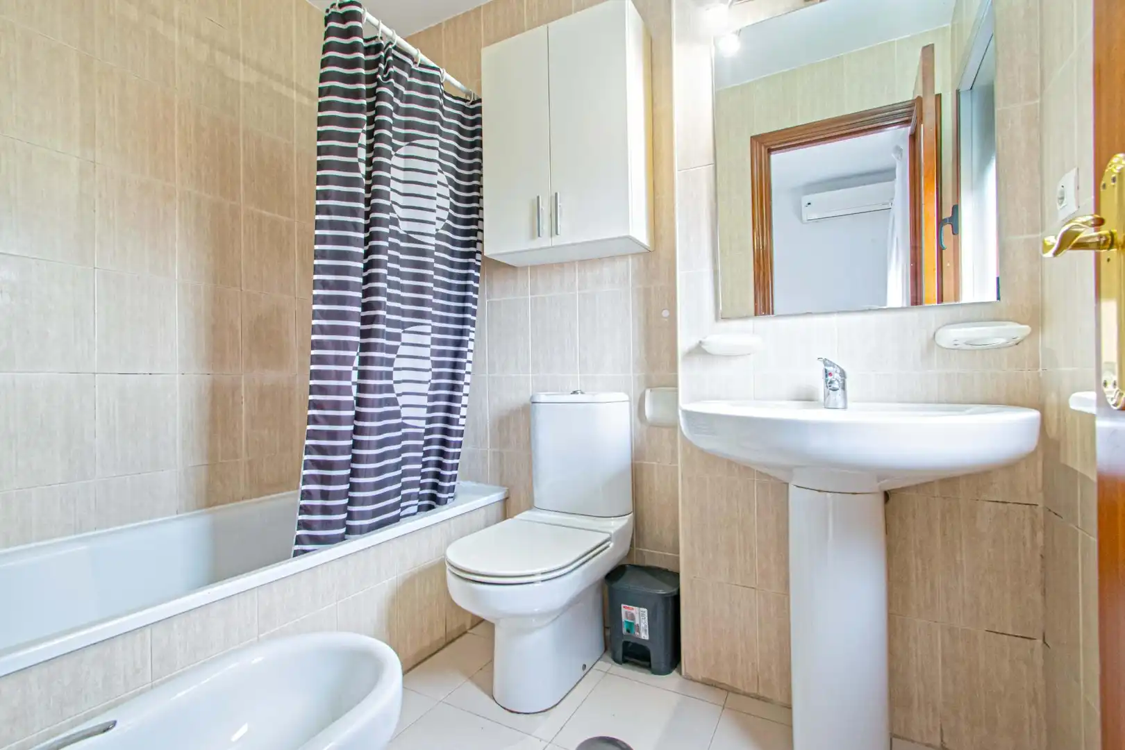 Bathroom of Flat for sale in Sevilla  with Air Conditioner, Storage room and Balcony