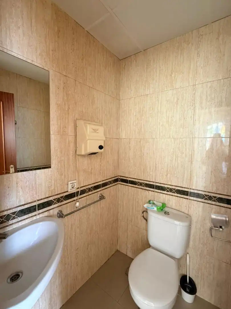 Baño de Local de alquiler en Estepona con Aire acondicionado, Parquet y Terraza
