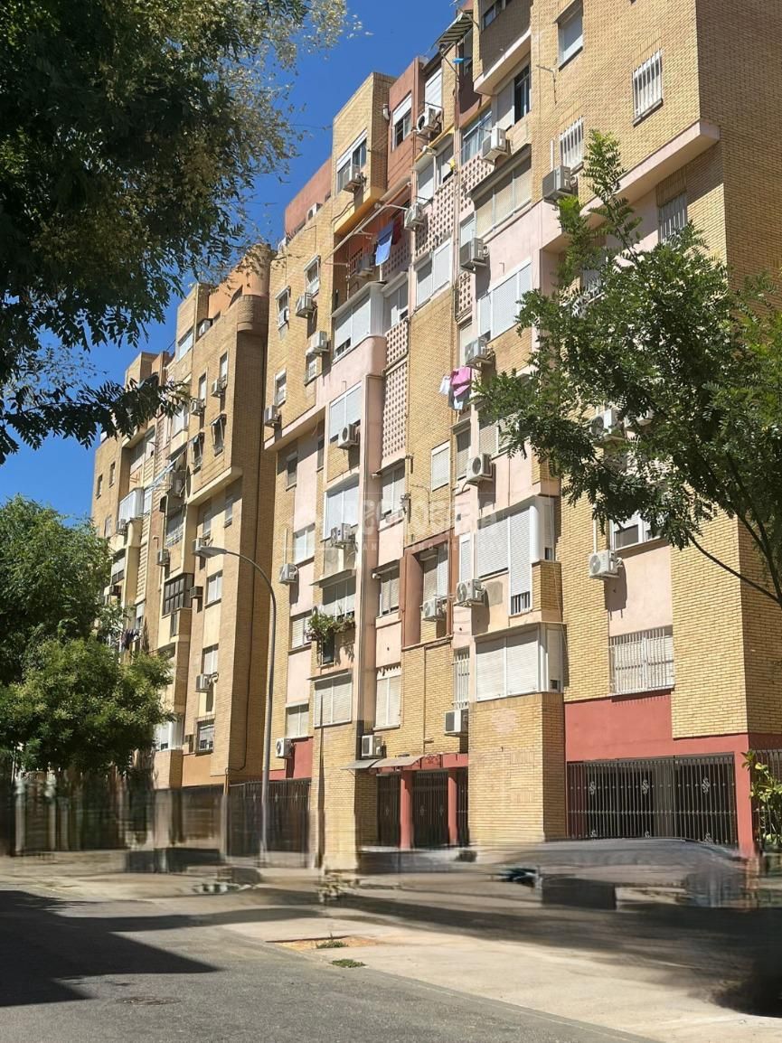 Vista exterior de Pis en venda en  Sevilla Capital amb Aire condicionat