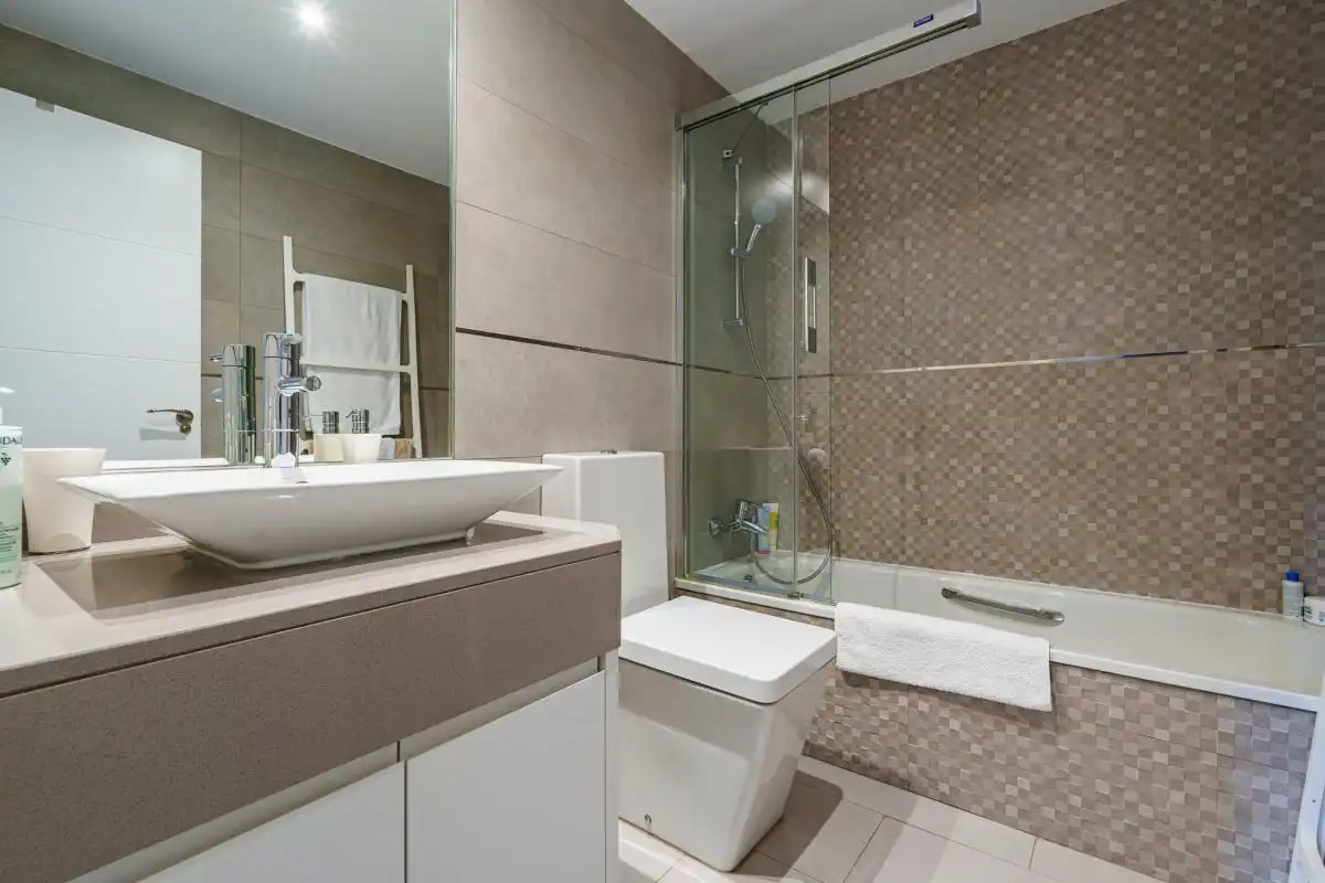 Baño de Piso en venta en Pozuelo de Alarcón con Aire acondicionado, Calefacción y Jardín privado