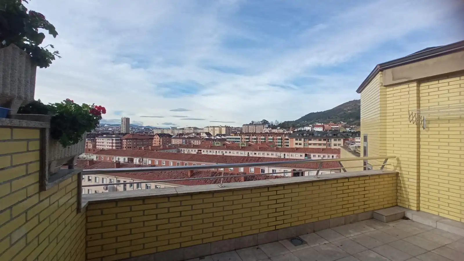 Vista exterior de Ático de alquiler en Oviedo  con Calefacción, Terraza y Trastero