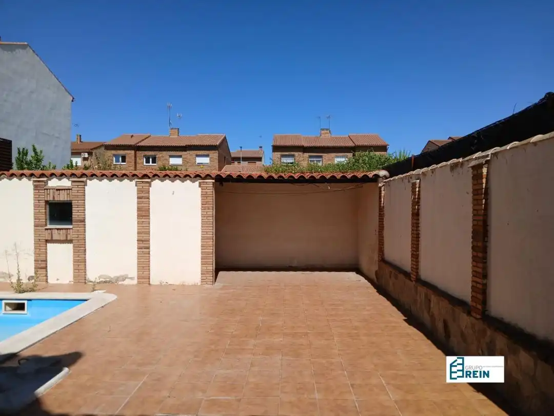 Aparcament de Casa adosada en venda en Esquivias amb Calefacció, Terrassa i Piscina