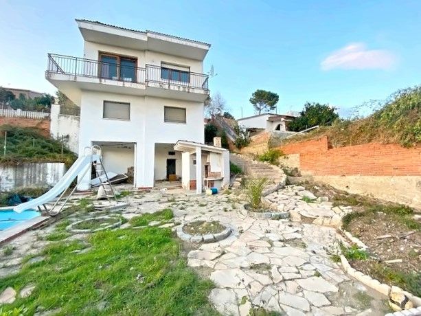 Vista exterior de Casa o xalet en venda en Vallbona d'Anoia amb Jardí privat, Piscina i Alarma