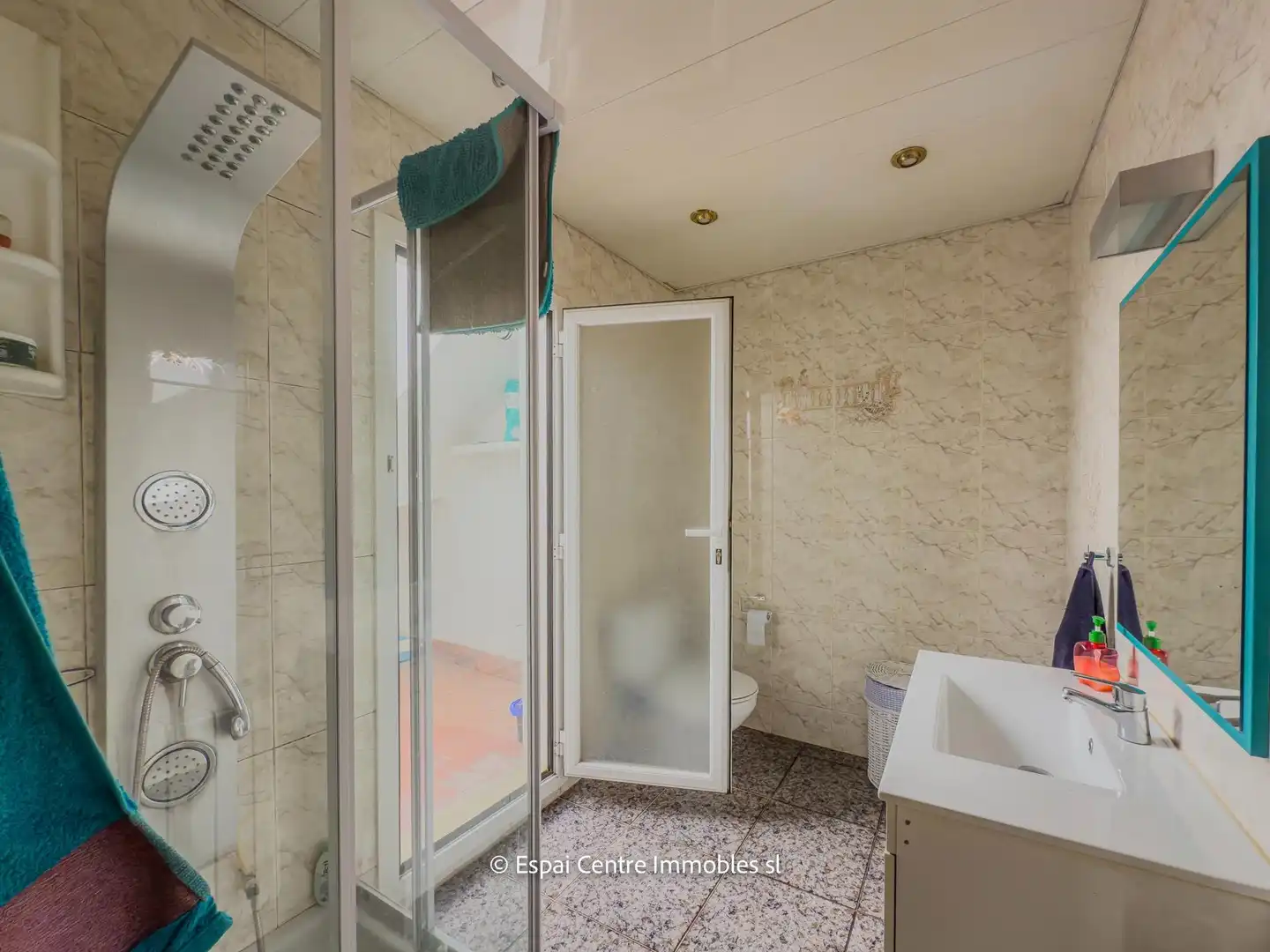 Badezimmer von Einfamilien-Reihenhaus zum Verkauf in Terrassa mit Heizung und Terrasse