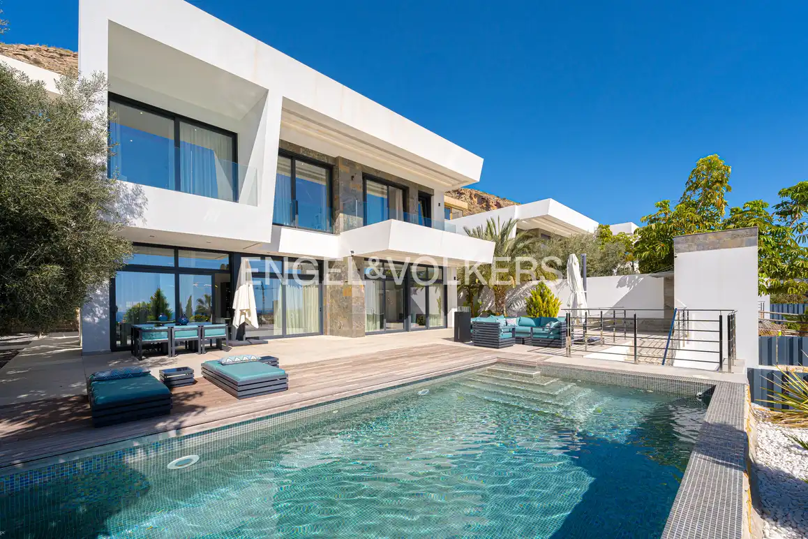 Casa amb piscina en venda a Golf Bahía