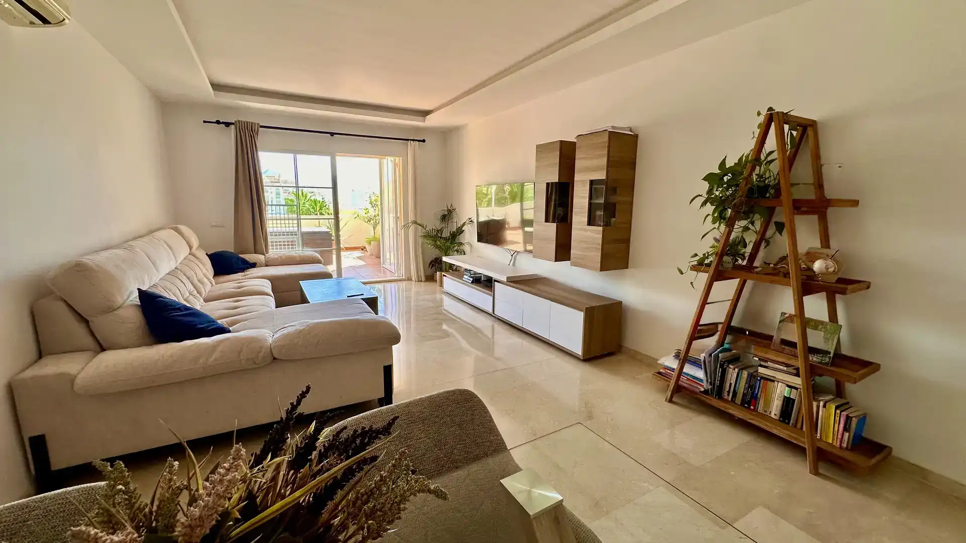Living room of Flat for sale in Estepona  with Air Conditioner and Swimming Pool