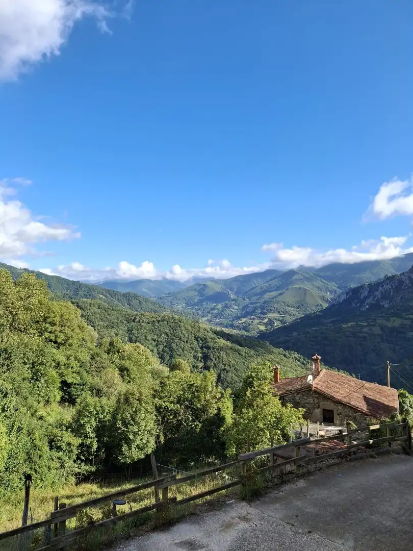 Vista exterior de Casa o xalet en venda en Quirós amb Jardí privat, Terrassa i Balcó