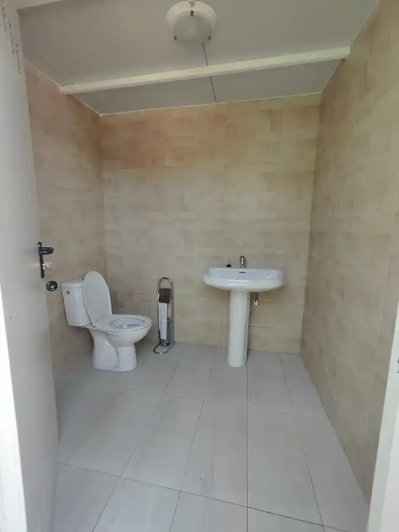 Bany de Casa o xalet en venda en Linares amb Aire condicionat i Piscina