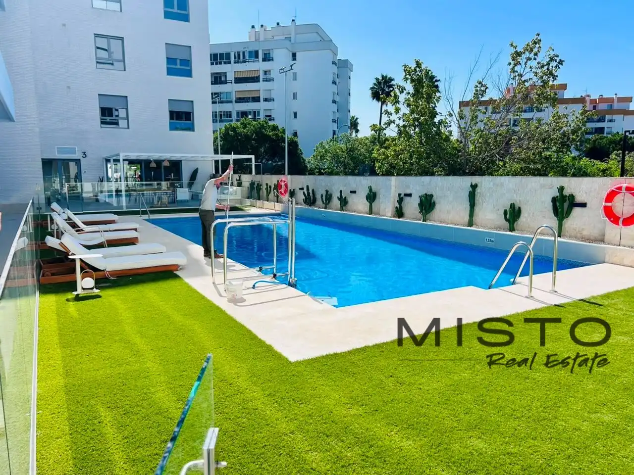 Swimming pool of Flat for rent in Nueva Andalucía