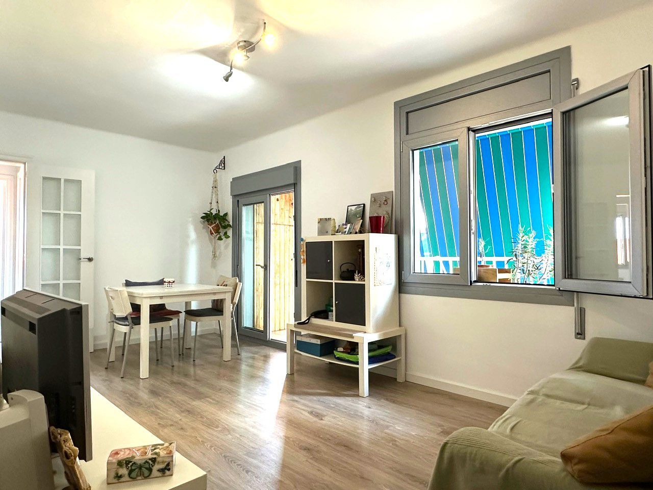 Living room of Flat for sale in Sant Boi de Llobregat  with Parquet flooring and Terrace