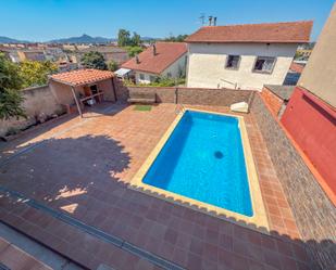 Piscina de Casa o xalet en venda en Santa Perpètua de Mogoda amb Aire condicionat, Calefacció i Jardí privat