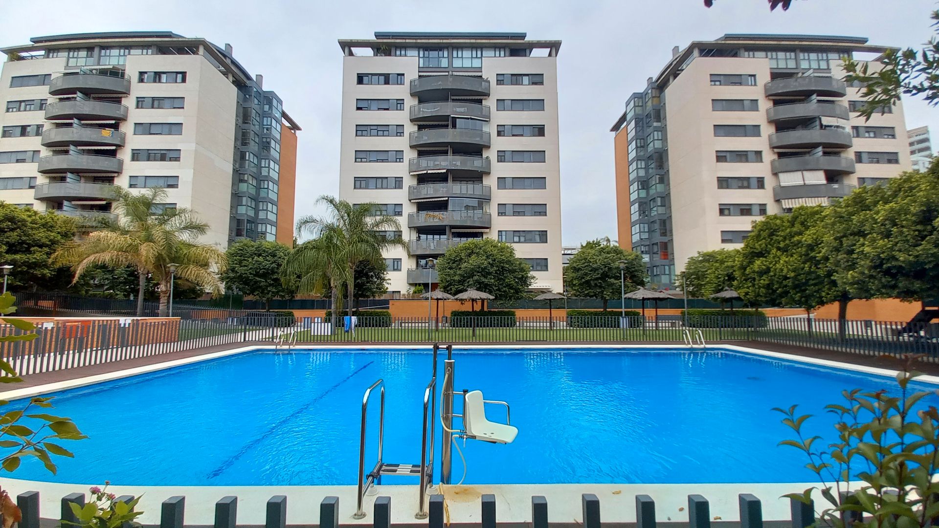Piscina de Pis de lloguer en  Valencia Capital amb Aire condicionat, Jardí privat i Piscina