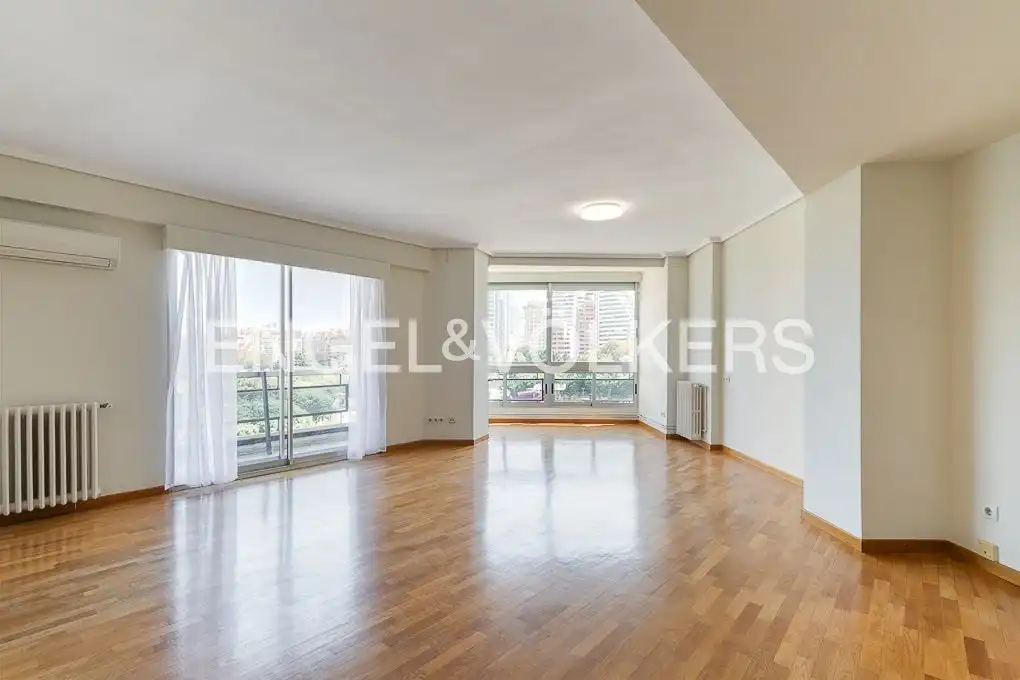 Vista exterior de Pis en venda en  Valencia Capital amb Aire condicionat, Calefacció i Parquet