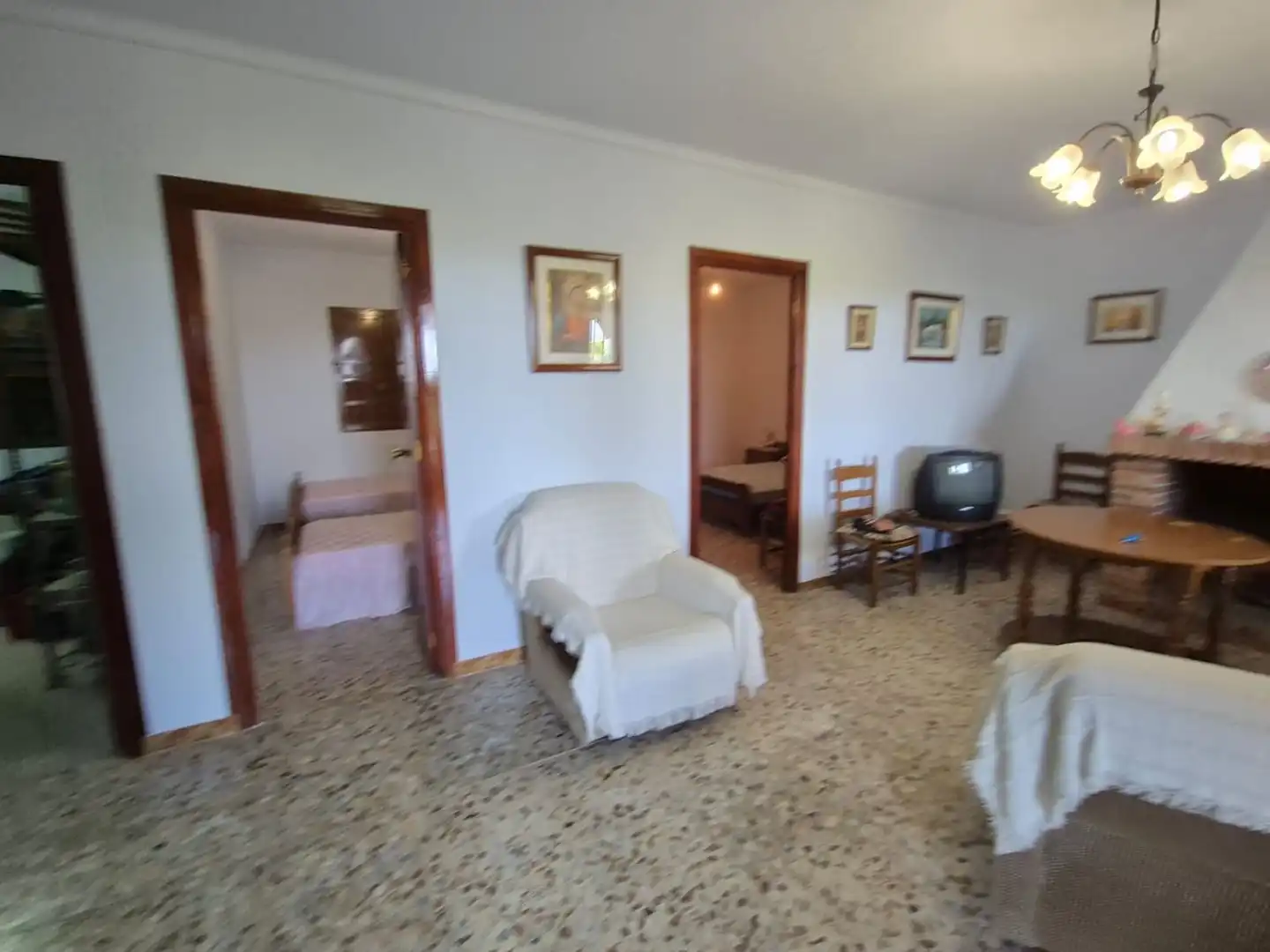Sala d'estar de Finca rústica en venda en Guaro amb Calefacció, Terrassa i Traster