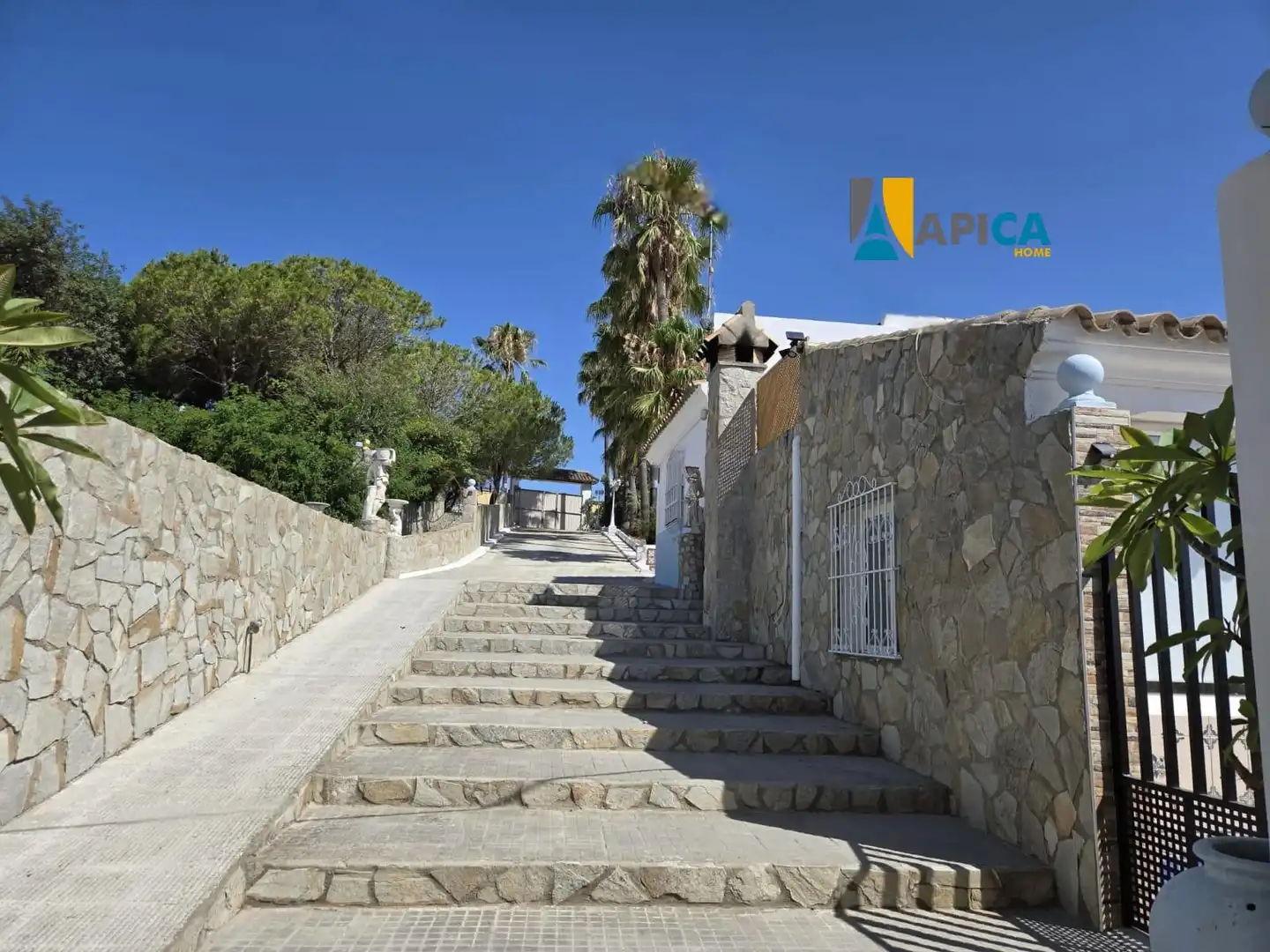 Vista exterior de Casa o chalet en venta en Chiclana de la Frontera con Piscina
