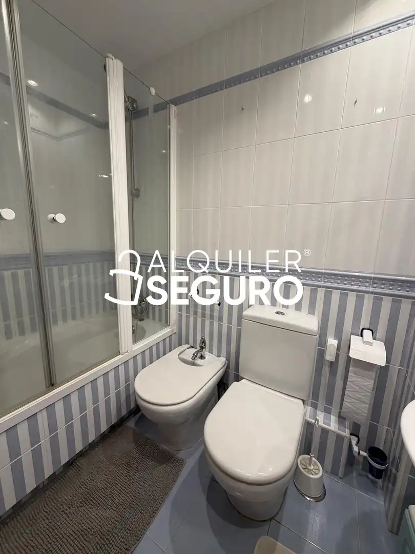 Bany de Pis de lloguer en Madrid amb Calefacció, Terrassa i Moblat